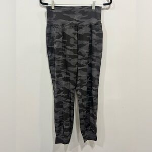 Athleta Salutation Camo Jogger size M
